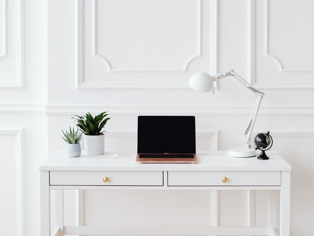Biurko Home Office na wymiar — w aranżacji